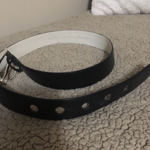 Black Michael Kors belt approx. 45” size large black with silver buckle - Picture 4 of 5